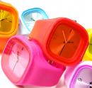 Пластмасови и гумени цветни часовници – новият хит в градската унисекс мода