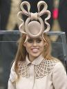 Лудата шапка на английската принцеса Беатрис продадена на търг